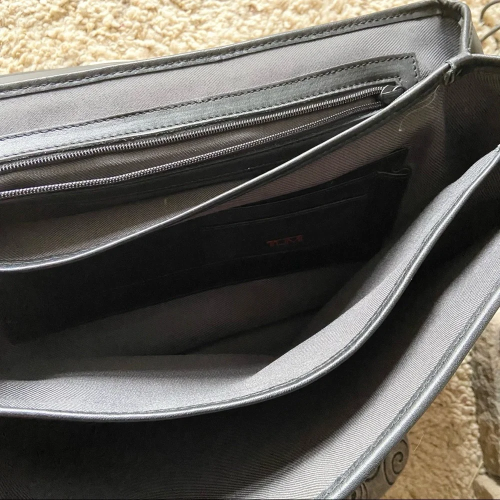 Tumi Black Leather Crossbody Messenger Bag Lock and Keys included. - Picture 3 of 12